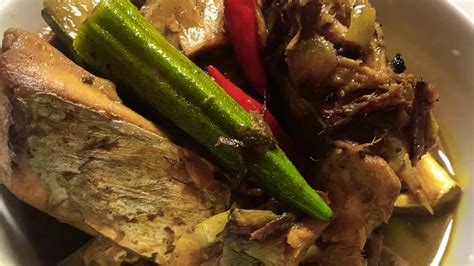 Ikan dibersihkan dan lumur dengan garam dan kunyit. Ikan Putih Asam Pedas | Ikan Masak 3 Rasa - YouTube