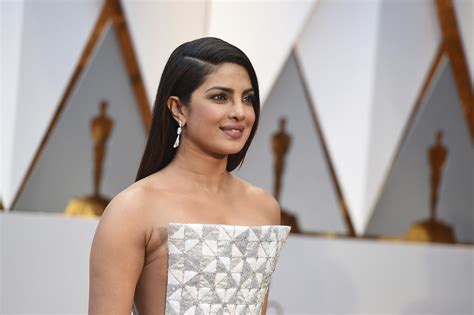 Priyanka Chopras Oscar Statement Wowed Dwayne Johnson Too Heres
