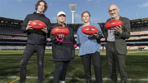 Originally from australia's mornington peninsula, tones and i journeyed to byron bay in early 2018 to take a chance at busking. AFL Grand Final: Tones & I has longest no.1 single on ARIA ...