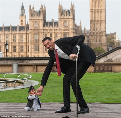 Shortest Man Ever 215ins Meets Tallest Living Person 8ft 1in For Guinness World Record Day