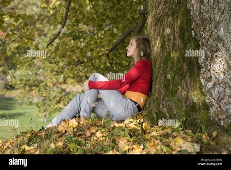 Mädchen Wiese Sitzen Baum Nachdenklich Schlanke Modell