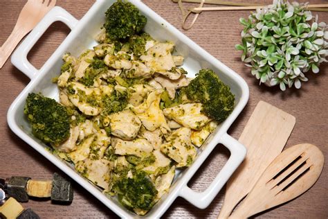 Togli la pelle alle cosce pollo. Bocconcini di pollo e broccoli