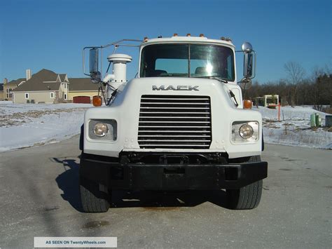 1999 Mack Dm690s