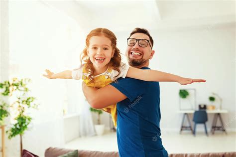 Día Del Padre La Hija De La Familia Feliz Abraza A Su Padre En