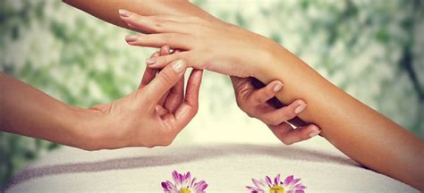 How To Give A Hand Massage Hand Pressure Points Massagem Manual Reflexologia Mãos Reflexologia