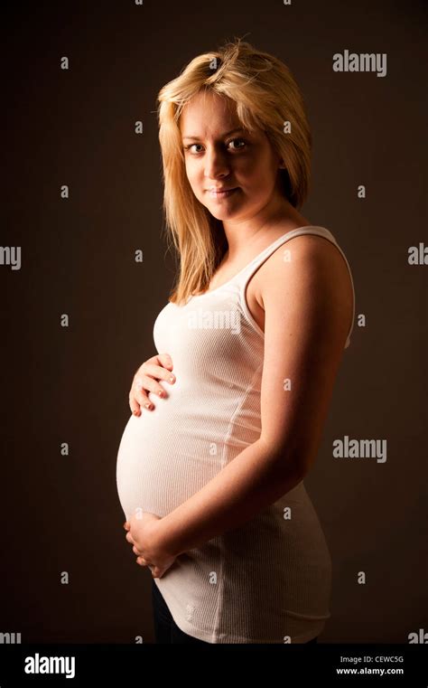 eine schwangere junge teenage blonde behaarte Mädchen Frau