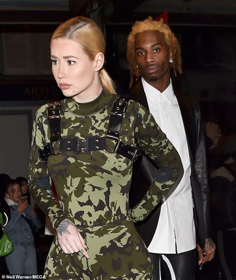 Iggy Azalea Flaunts Her Impossibly Tiny Waist After Giving Birth Daily Mail Online