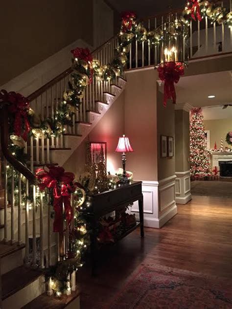 35 Amazing Christmas Staircase With Banister Ornaments Obsigen