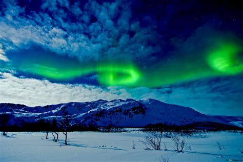 Aurora Borealis Over Winter Mountains 4k Wallpaper Download