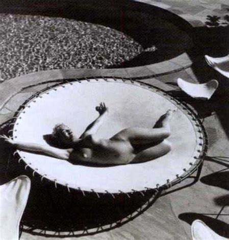 Marilyn Monroe lying naked on a trampoline par André de Dienes sur artnet