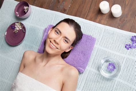 bain de relaxation de sauna de massage de station thermale de fille photo stock image du
