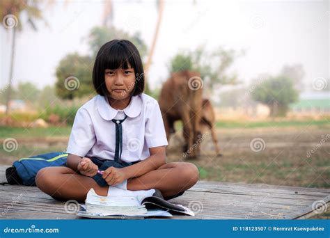 Азиатские студентки в сельской местности Стоковое Изображение изображение насчитывающей