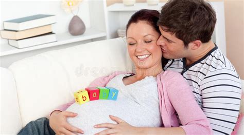 Sirva Besar A Su Esposa Embarazada Con Las Cartas Del Bebé Imagen De