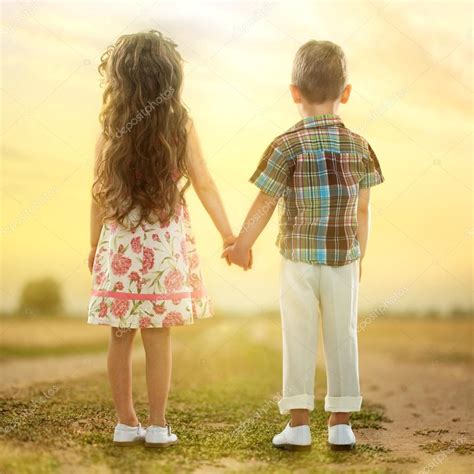 Back View Of Little Kids Holding Hands At Sunset — Stock Photo