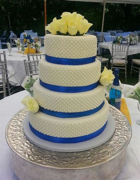Round Wedding Cake Decorated Cake By Serwapona Cakesdecor