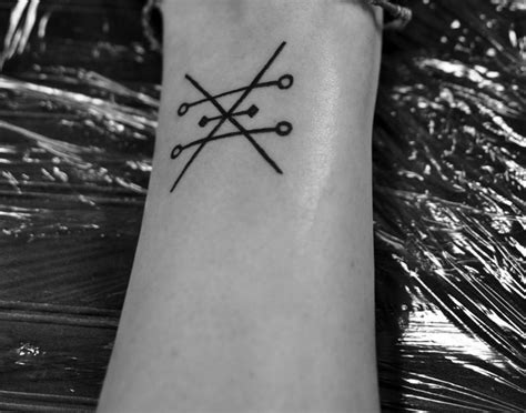 She can work on black and grey, as well as colored body art. alchemy symbol for copper: love, balance, feminin beauty ...