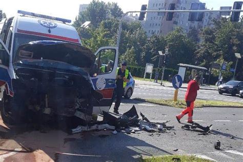 Zderzenie czterech aut na chorzowskiej. Katowice: Groźny wypadek z udziałem ambulansu. Zawinił ...