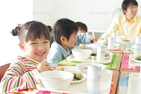 小学校の給食の時間 11038011769 ｜ 写真素材・ストックフォト・画像・イラスト素材｜アマナイメージズ