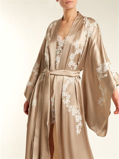 Lace Detailed Silk Satin Kimono Robe Carine Gilson Matchesfashioncom Pretty Lingerie