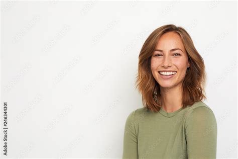 Portrait Of A Young Happy Woman Smiling On White Background Foto De