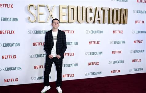 Les Acteurs De Sex Education Sont Très Entourés Pour Les Scènes Intimes