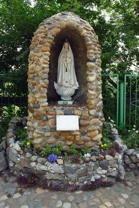 Tomsk Una Gruta De La Virgen Del Monasterio Católico Fatima Nea Garden