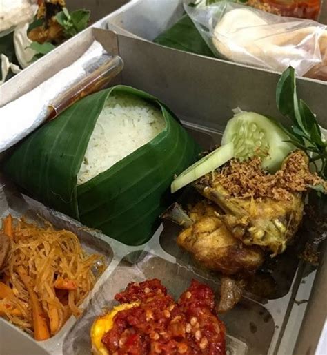 Ya, salah satunya kudapan manis bernama dessert box kekinian. Nasi Box Kekinian Jakarta : Pesan Catering Nasi Box Di ...