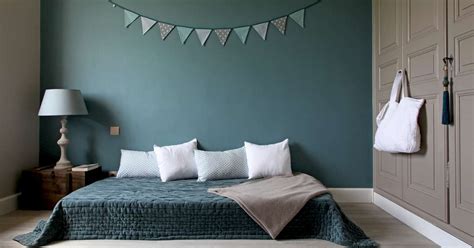 Charme dune dco feutre et pour plaire dpaysante lgante et du beige dans un dcor en blanc et lgant exemple. idee deco chambre mur bleu canard - Idée de déco