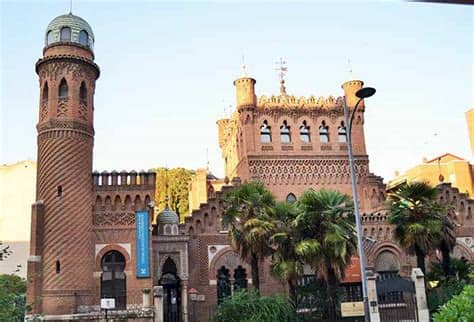 Anterior plaza de abajo, o de la picota, actualmente parte de la plaza de los santos niños (las casas delante suyo fueron derribadas). Arquitectura Historicista Alcala de Henares neomudejar ...