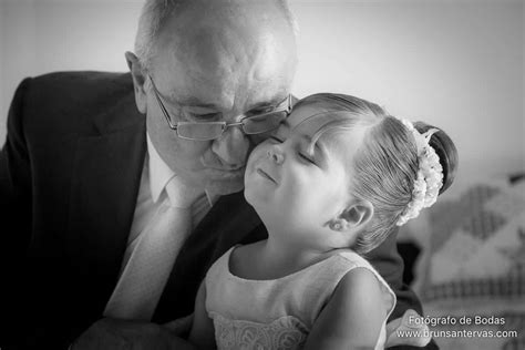 Foto del abuelo con su nieta BrunSantervás Inmortalizamos tu Felicidad en el día más