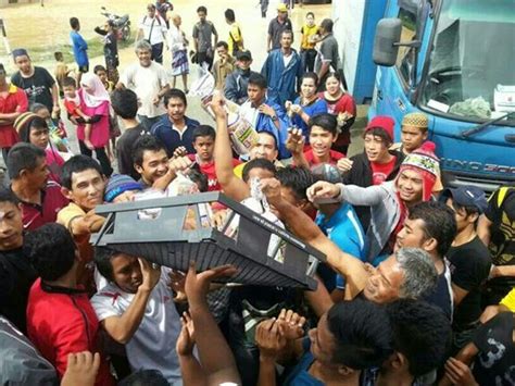 Semoga sambutan maulidur rasul pada tahun ini menambahkan lagi kecintaan kepada junjungan besar rasulullah saw. Terbaik dari Menteri Besar Terengganu, Datuk Seri Ahmad ...