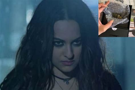Sonakshi Sinha Gets Rusted Iron Piece Instead Of Headphones Amazon Praised For Being Impartial