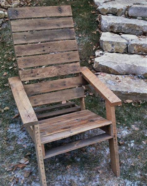 Apply wood glue to each joint and use the glue applicator to ensure an even layer. Upcycled DIY Pallet Adirondack Chair | Pallet Furniture DIY
