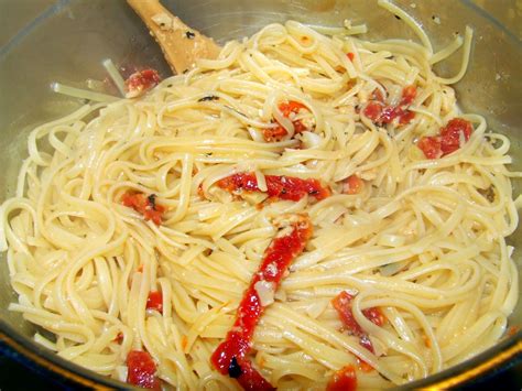 Boil the pasta until al dente according to the package instructions. Stuff by Cher: Spicy Sun-dried Tomato Aioli Pasta
