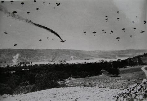 30 פרקים המספרים את סיפורה של המלחמה ברצף כרונולוגי שיאפשר לכל אחד, מגיל העשרה ומעלה, ללמוד את. נקודות מפתח בקרבות מלחמת העולם השנייה : הקרב על כרתים ושדה ...
