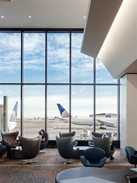 Découvrez le bureau san francisco de two chairs. San Francisco International Airport with Egg™ chair ...