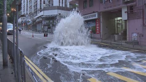 筲箕灣有地下鹹水管爆裂交通一度受阻 Now 新聞