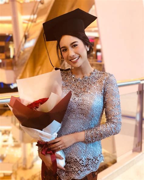 Kebaya wisuda modern menjadi salah satu model kebaya yang paling banyak dipilih. 7 Model Kebaya Modern untuk Wisuda yang Bisa Jadi Inspirasimu
