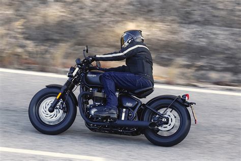 Sales tax, title, license fee, registration fee, dealer documentation fee $487, finance charges. 2018 Triumph Bonneville Bobber Black Test | Asfalto Español