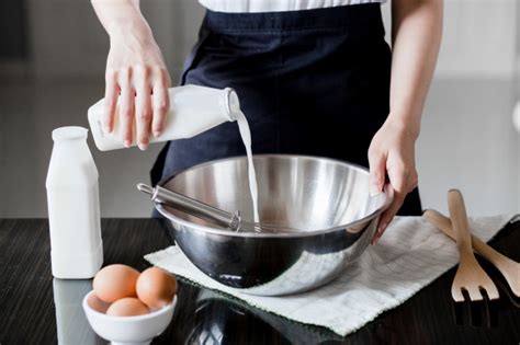Buat yang alergi sp, resep ini bisa jadi salah satu alternatif temen2 buat bikin banana cake atau bolu pisang,,, ini enak banget. Bolu Mentega 5 Telur Tanpa Sp Dan Bp / Cara Membuat Bolu ...