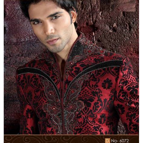 Elle permettra de mettre en avant votre robe sans pour autant faire de l'ombre à cette couleur unique. Acheter Tenue indienne de marié rouge et noir brodé et ...