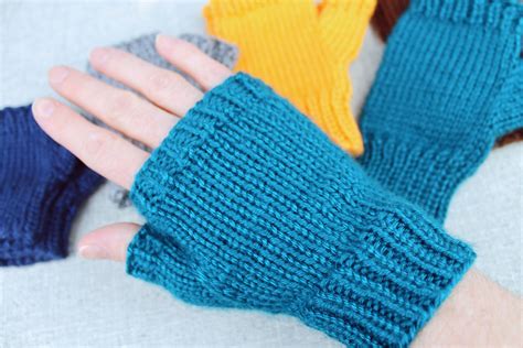 Simple Fingerless Glove Knitting Pattern - PurlsAndPixels
