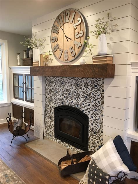 Perfect Mantel Decor With Large Wooden Clock And Tile Oturma Odası