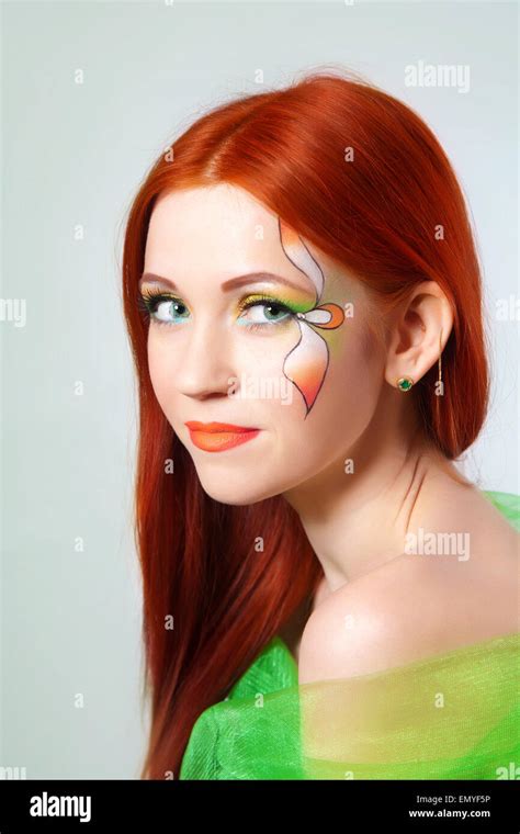 Girl Drawing Flower Hi Res Stock Photography And Images Alamy