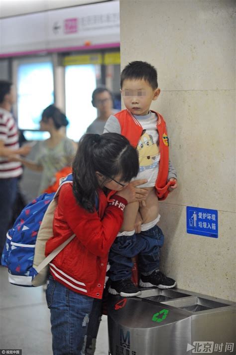 武汉男子在地铁站内撒尿 女子仔细偷看 0a9