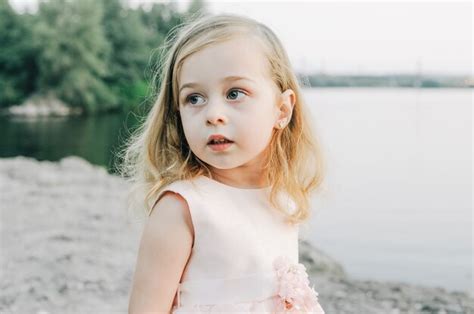 여름에 야외에서 작은 소녀의 초상화입니다 River Summer 여름에 드레스에서 어린 소녀 프리미엄 사진
