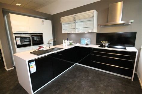 Moderne kücheninsel » helle akazie trifft crema hochglanz. Hausmarke-Musterküche Küche Hochglanz Weiß - Schwarz ...