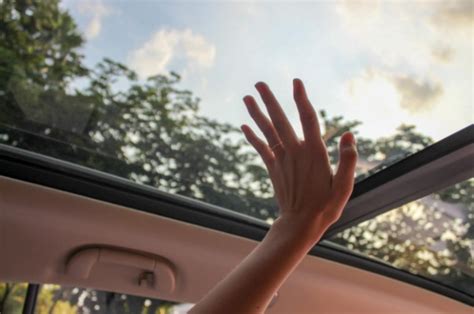 Artikel Hyperlocal Cara Merawat Panoramic Sunroof Pada Mobil