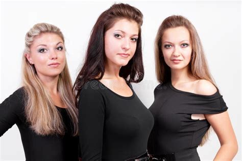 De Sexy Dames Van Het Trio In Zwarte Lichaamskostuums Stock Afbeelding Afbeelding Bestaande