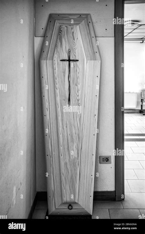 Open Coffin Empty Hi Res Stock Photography And Images Alamy